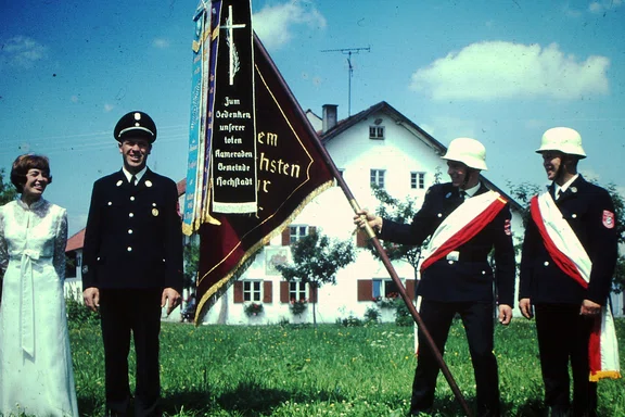 FF Hochstadt_Fahnenweihe 1968.jpg